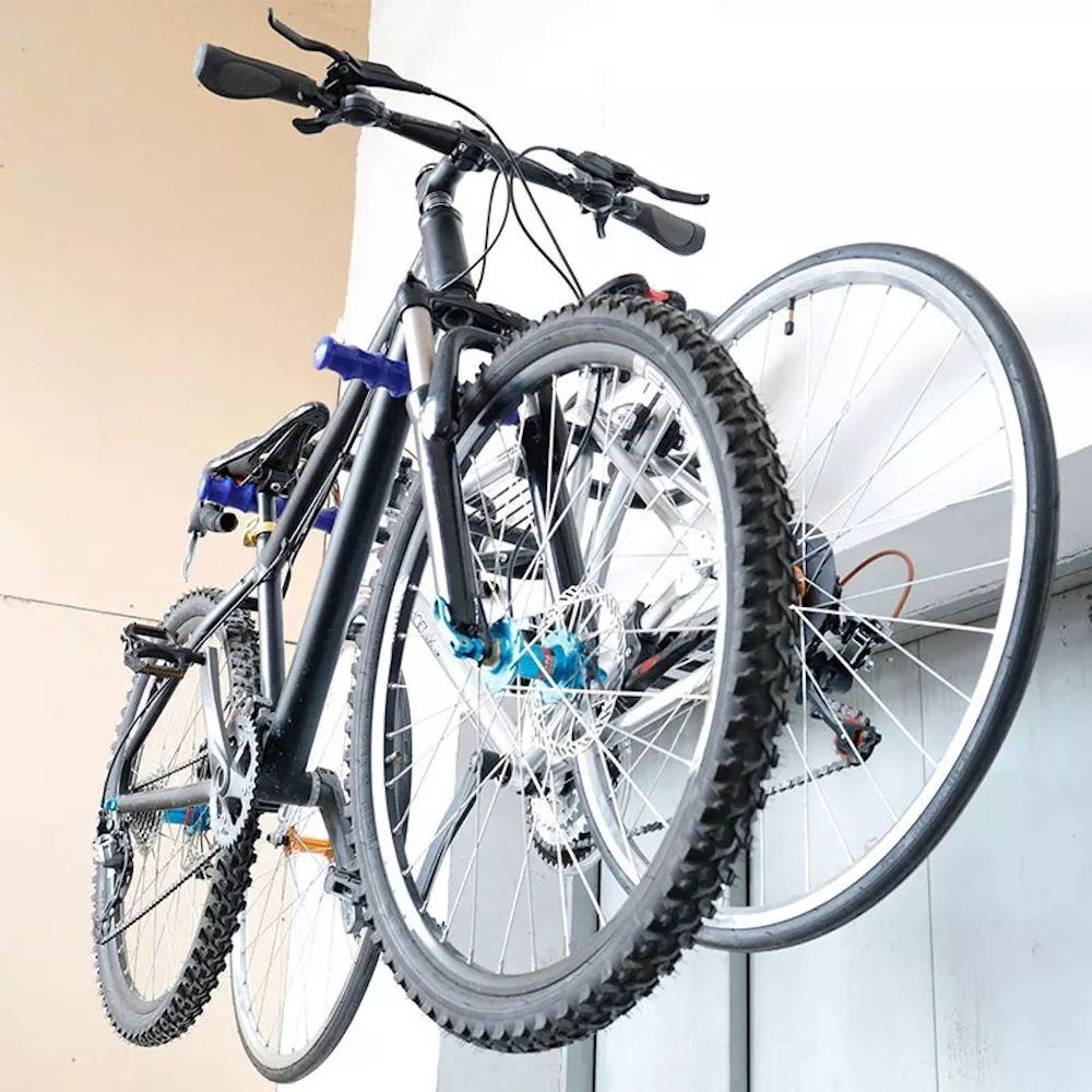 DECOPATENTMuur Ophangsysteem voor 2 Fietsen \u0026 Inklapbaar - Met legplank  voor Helm - Ophang systeem fiets - Houder muur - Wandmontage - Fiets  ophangen aan muur - Ophangbeugel fiets voor Wand montage - Decopatent® -  𝕍𝕖𝕣𝕜𝕠𝕠𝕡 ✪ 𝕔𝕠𝕞