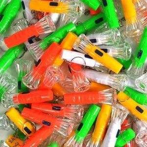 Decopatent Decopatent - 100 STUKS - Gekleurde Zaklamp Sleutelhangers - Inclusief Batterij - Traktatie Jongen & Meisjes - Zaklampjes Uitdeelcadeautjes